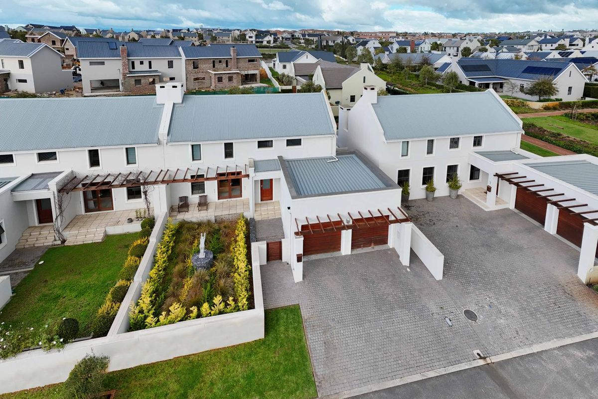 Neat 3 Bedroom Townhouse to rent in Graanendal Estate, Durbanville - Photo 3