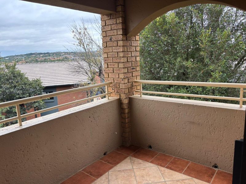 Neat, revamped 2 bedroom apartment in well managed complex - Photo 9