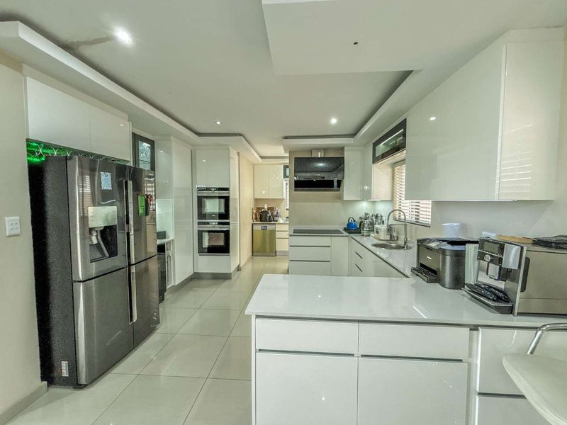 Stunning Family Home with Pool and Outdoor Entertaining - Photo 5