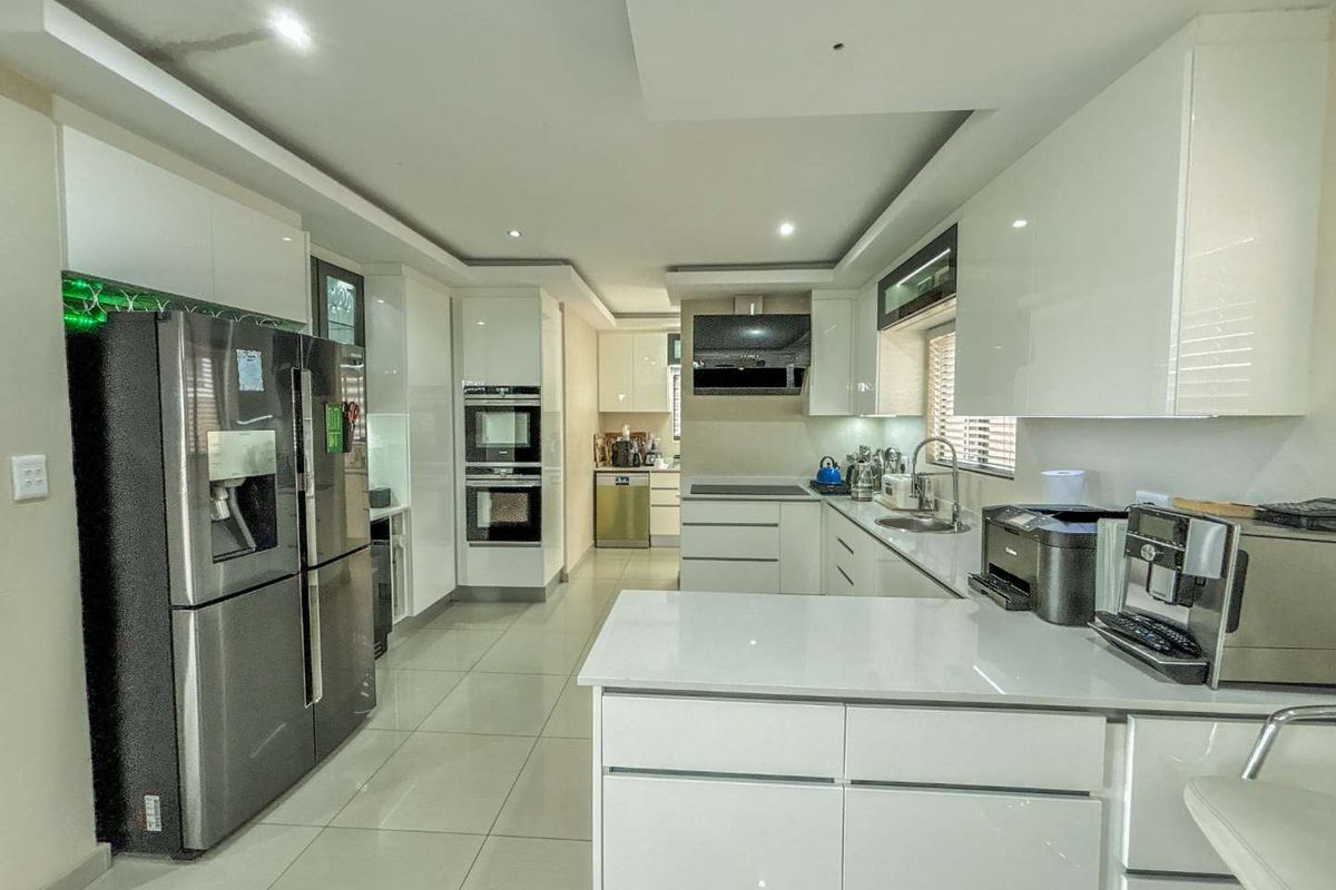 Stunning Family Home with Pool and Outdoor Entertaining - Photo 5