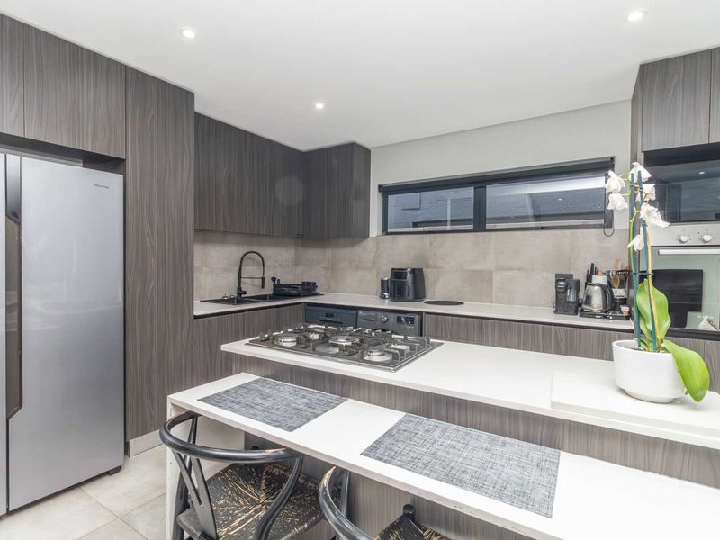 "Luxury Townhouse  - Modern living meets unmatched comfort!" - Photo 5