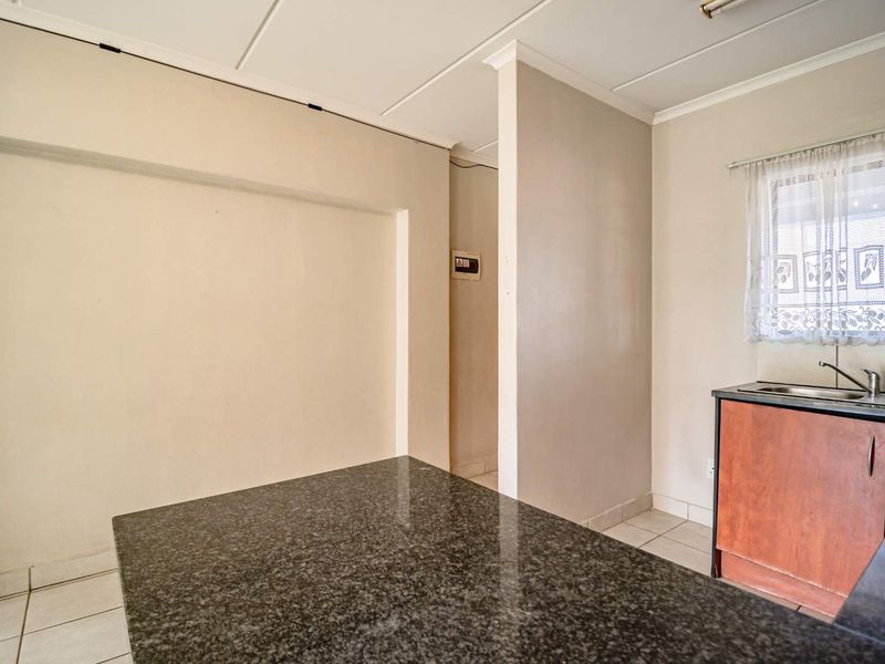 Charming 2-Bedroom Apartment with Excellent Potential - Photo 6
