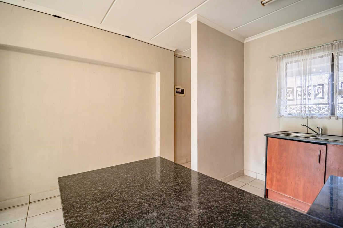 Charming 2-Bedroom Apartment with Excellent Potential - Photo 5