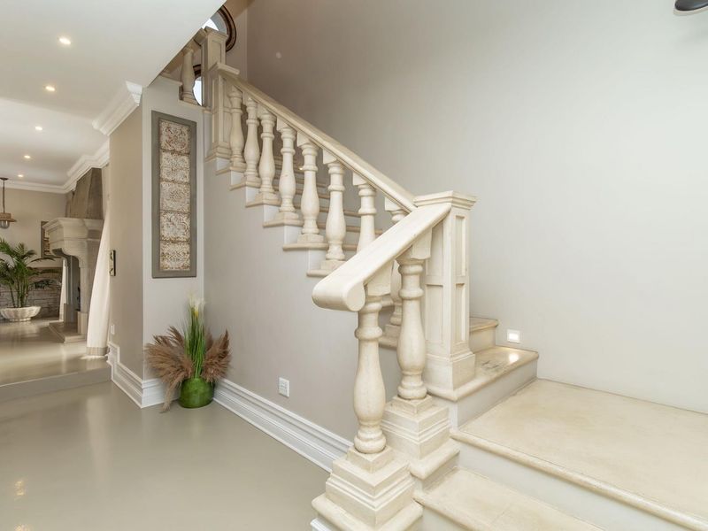 Mediterranean oasis family home - Photo 8