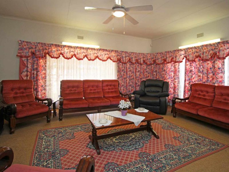 Low maintenance Facebrick Home with Bachelor Flat - Photo 5