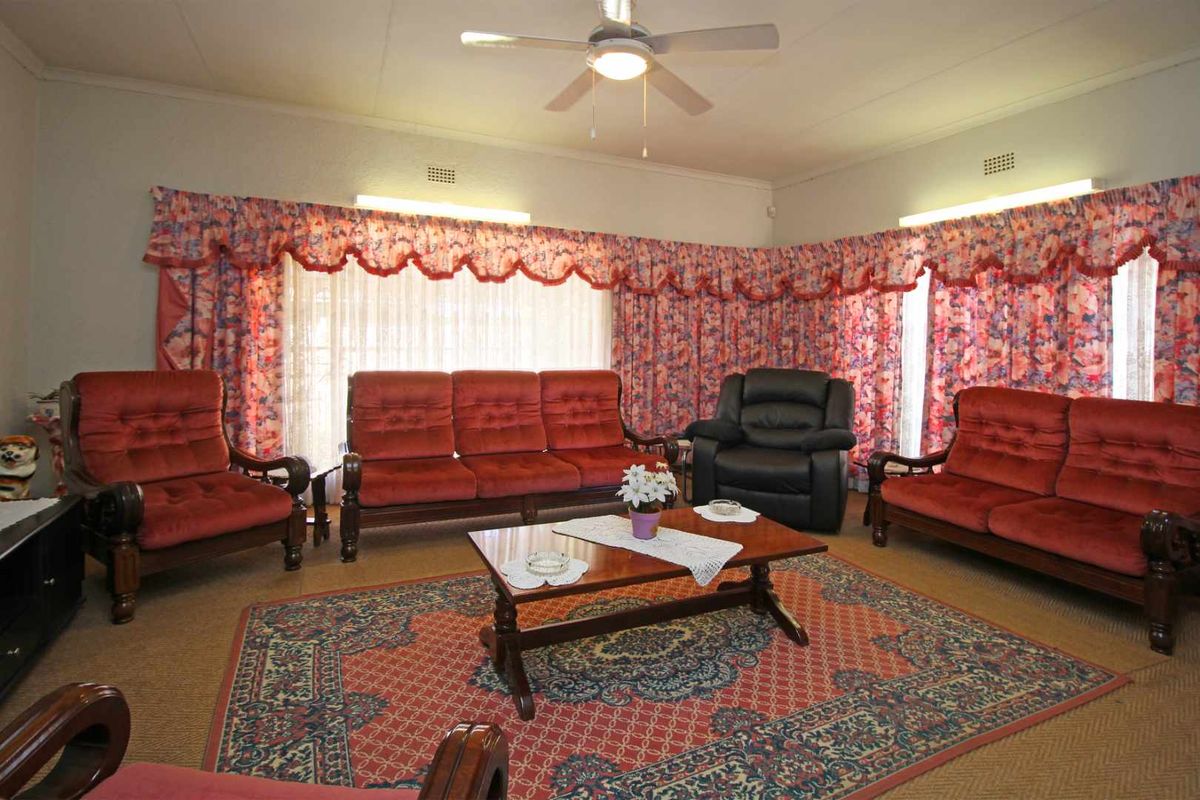 Low maintenance Facebrick Home with Bachelor Flat - Photo 5