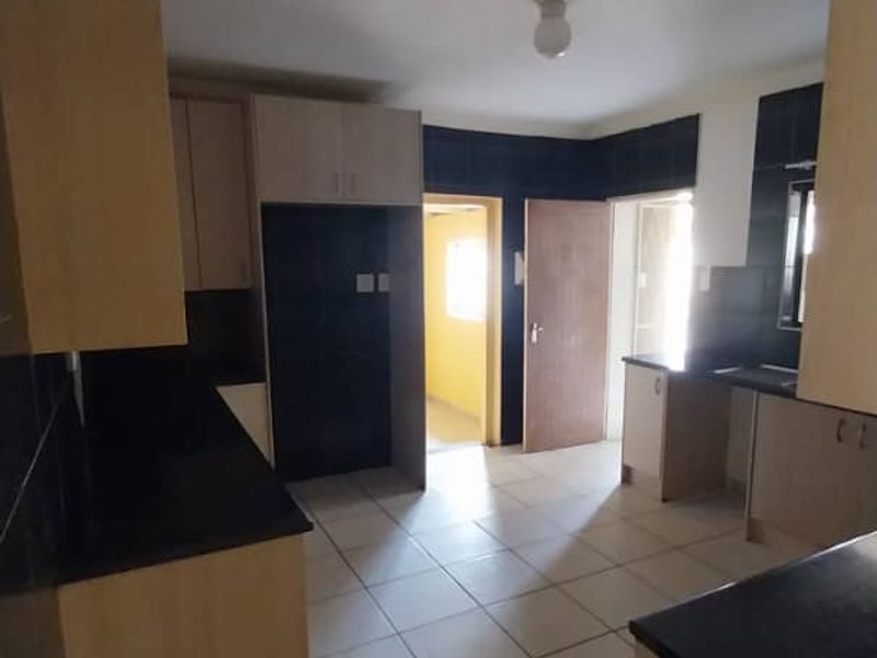 Spacious 3BR Home with Entertainment Area & Ample Parking - Photo 9