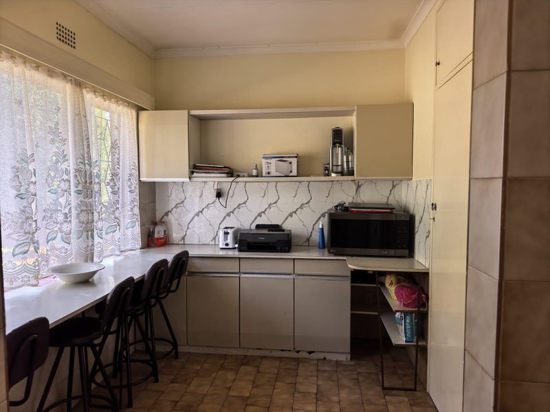 Spacious Double-Storey Family Home with Flatlet and Pool - Photo 5