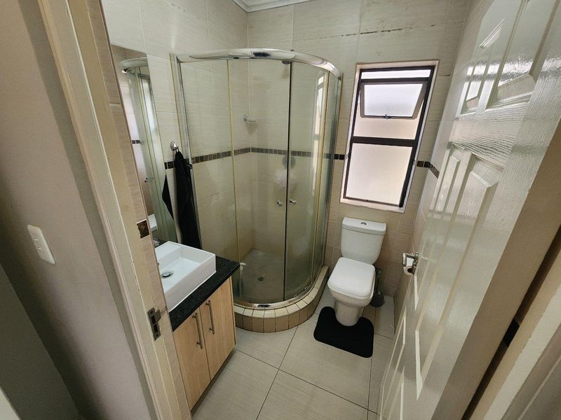 Modern Elegance Meets Family Comfort in Bloemfontein! - Photo 7