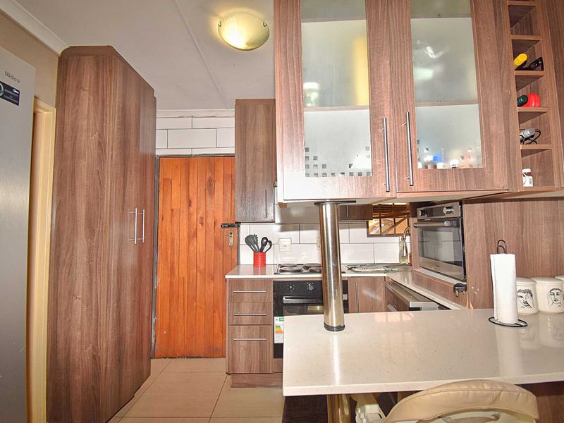 3 Bedroom, 2 Bathroom Home - Photo 6