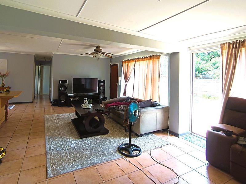 Spacious Townhouse Near Top Schools & UFS - Photo 5