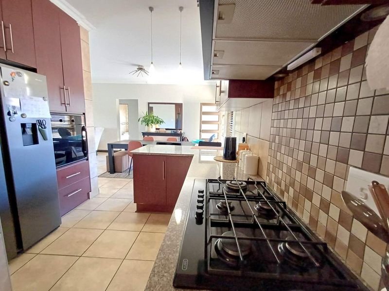 Modern, move in ready 3 Bedroom Townhouse situated in Pearl Ridge - Photo 2