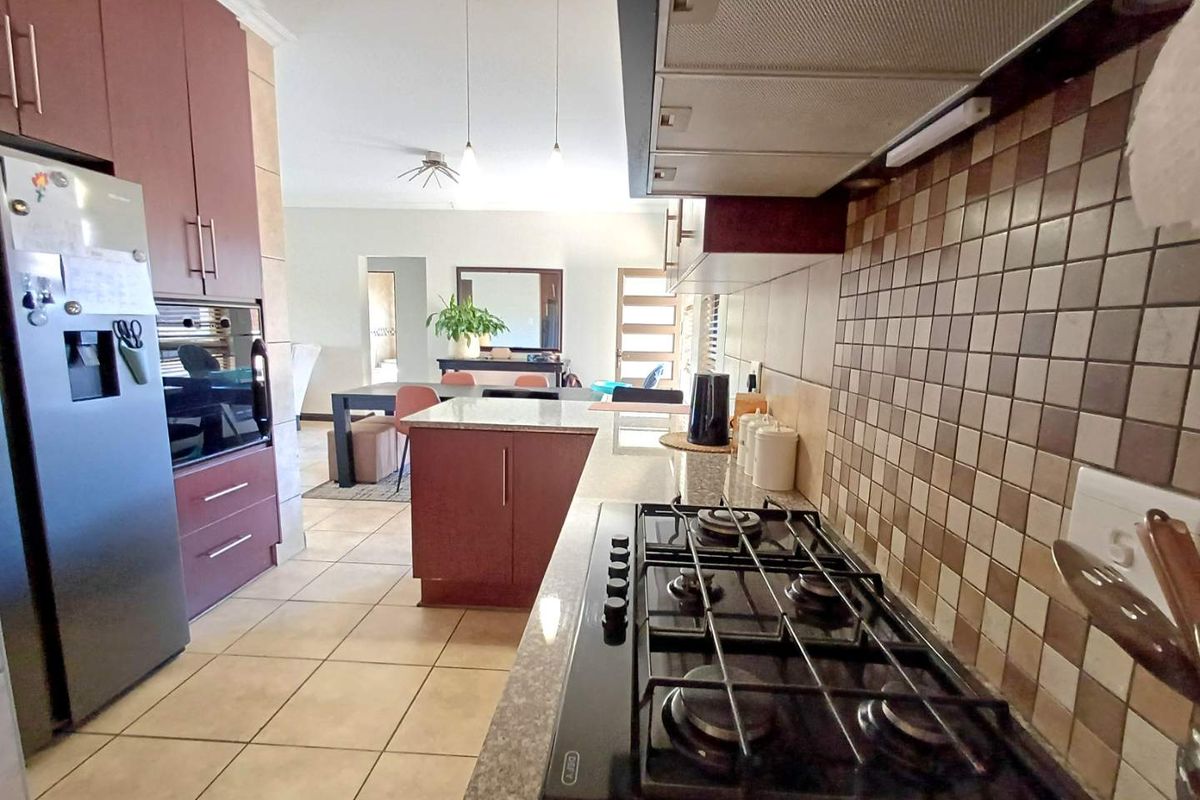 Modern, move in ready 3 Bedroom Townhouse situated in Pearl Ridge - Photo 2