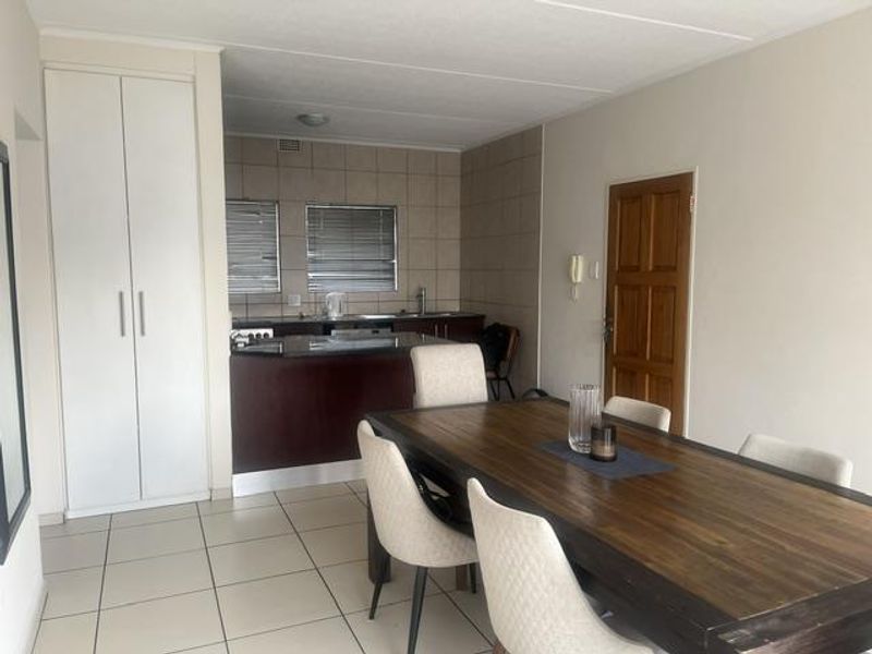 Two Bedrooms, One Bathroom In Ferndale, Randburg - Photo 2