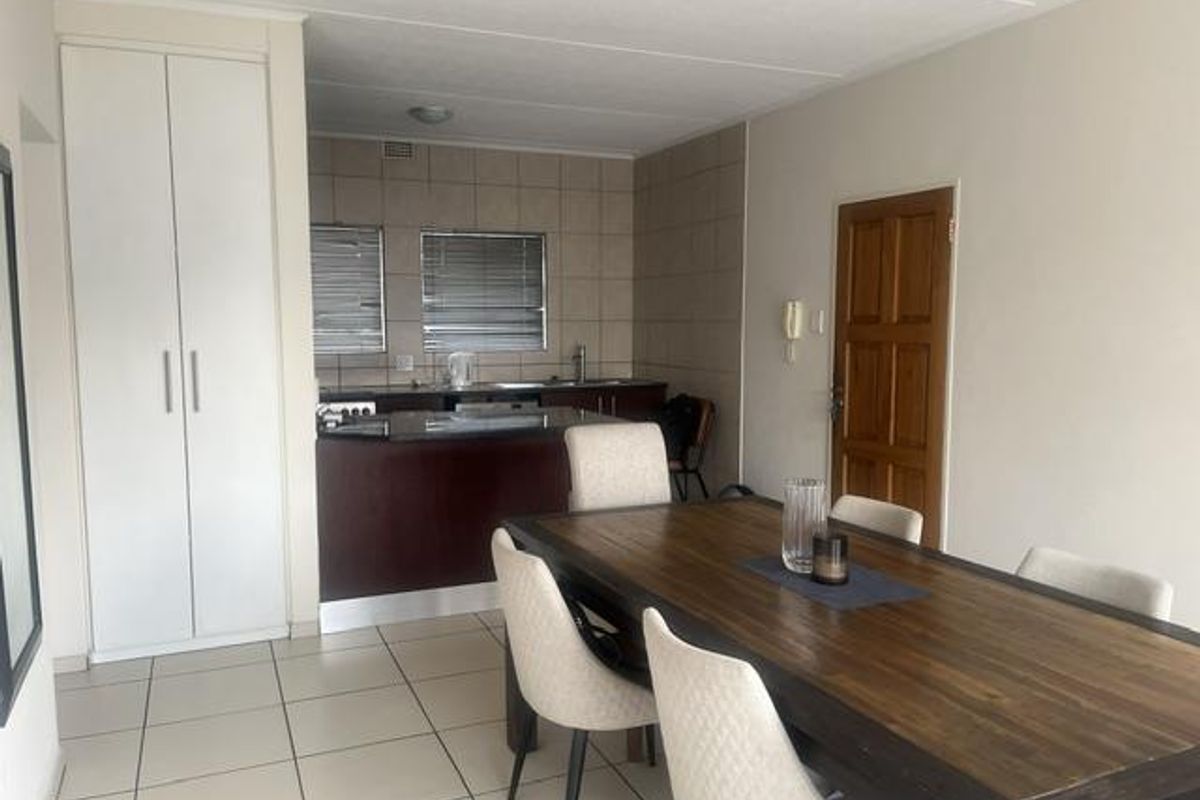 Two Bedrooms, One Bathroom In Ferndale, Randburg - Photo 2