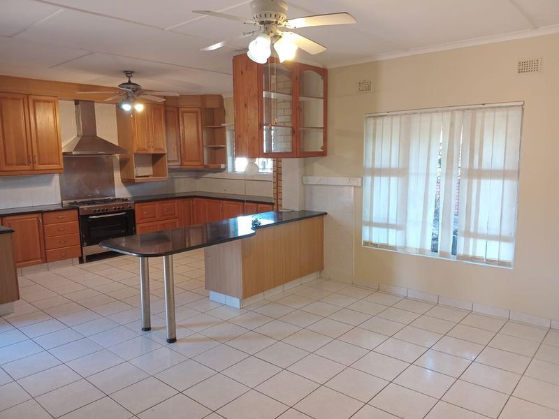 Spacious 4-Bedroom Family Home with Pool, Greenbelt Setting and Separate Granny Flat - Photo 2