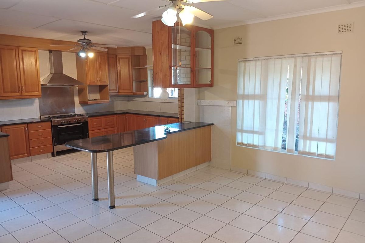 Spacious 4-Bedroom Family Home with Pool, Greenbelt Setting and Separate Granny Flat - Photo 2