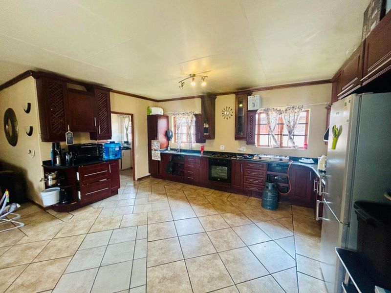 4 Bedroom House with 2 separate flats for sale - Photo 9