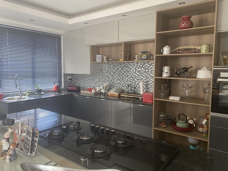 Modern 4 bedroom house on Omeya - Photo 2