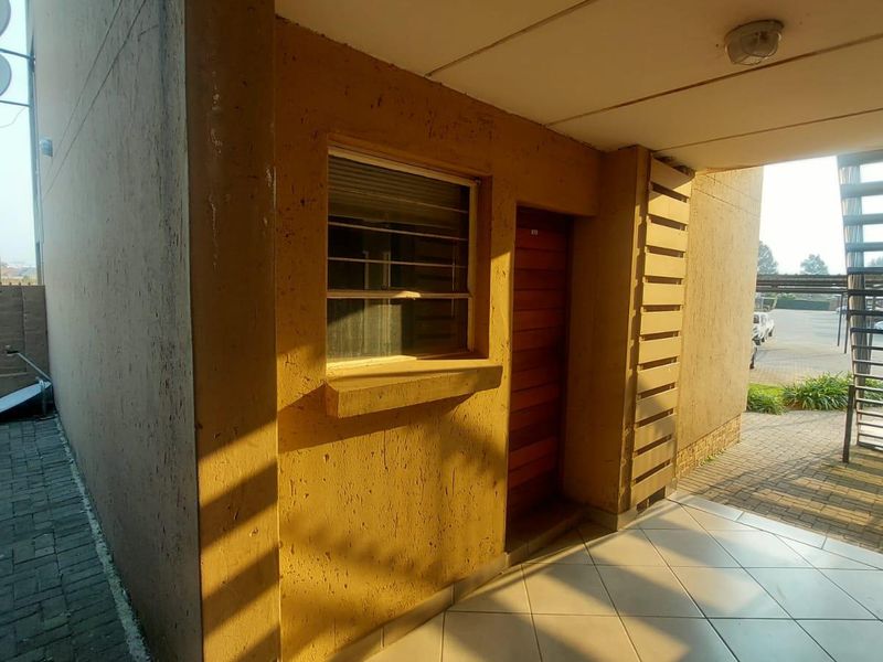Spacious 2-Bed Ground Floor Unit in Secure Tinderwood Village - Photo 2