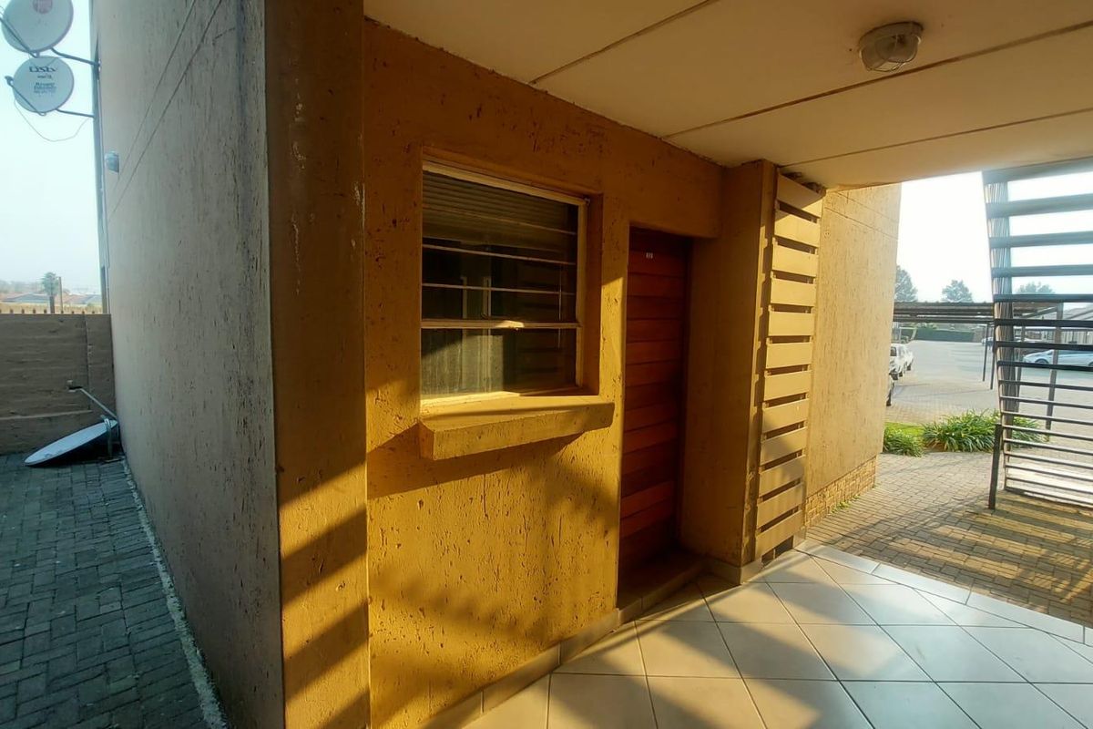 Spacious 2-Bed Ground Floor Unit in Secure Tinderwood Village - Photo 2