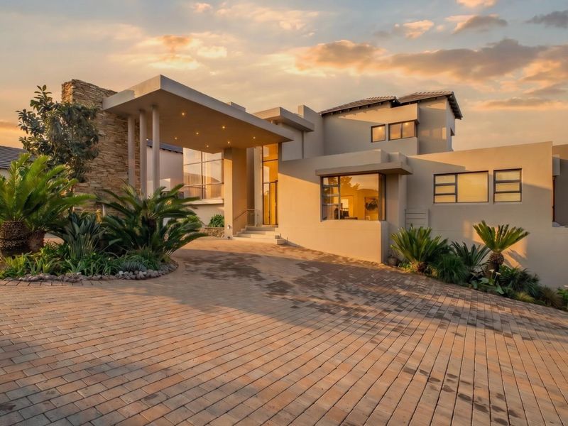 Luxurious Eco-Friendly Estate with Unparalleled Features - Photo 1