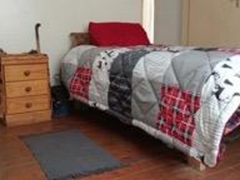 Very Neat and Secure Family Home with a Cottage - Photo 7