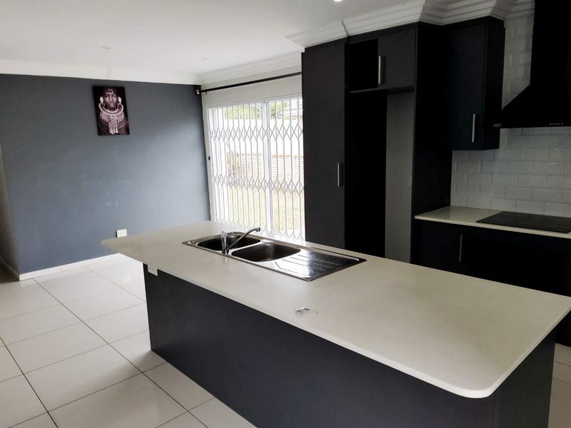 **Spacious 3-Bedroom  Townhouse close to beach in Secure Gonubie Palms Community** - Photo 3