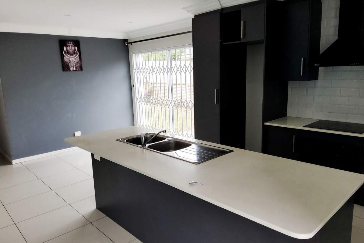 **Spacious 3-Bedroom  Townhouse close to beach in Secure Gonubie Palms Community** - Photo 3
