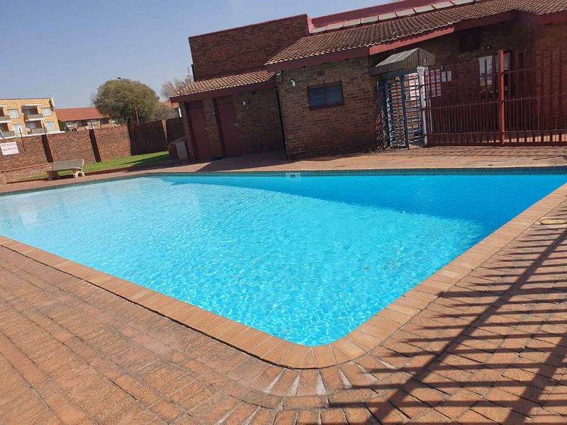 No Transfer Duty Linmeyer Gardens Sectional Title Facebrick Spacious Duplex - Photo 5