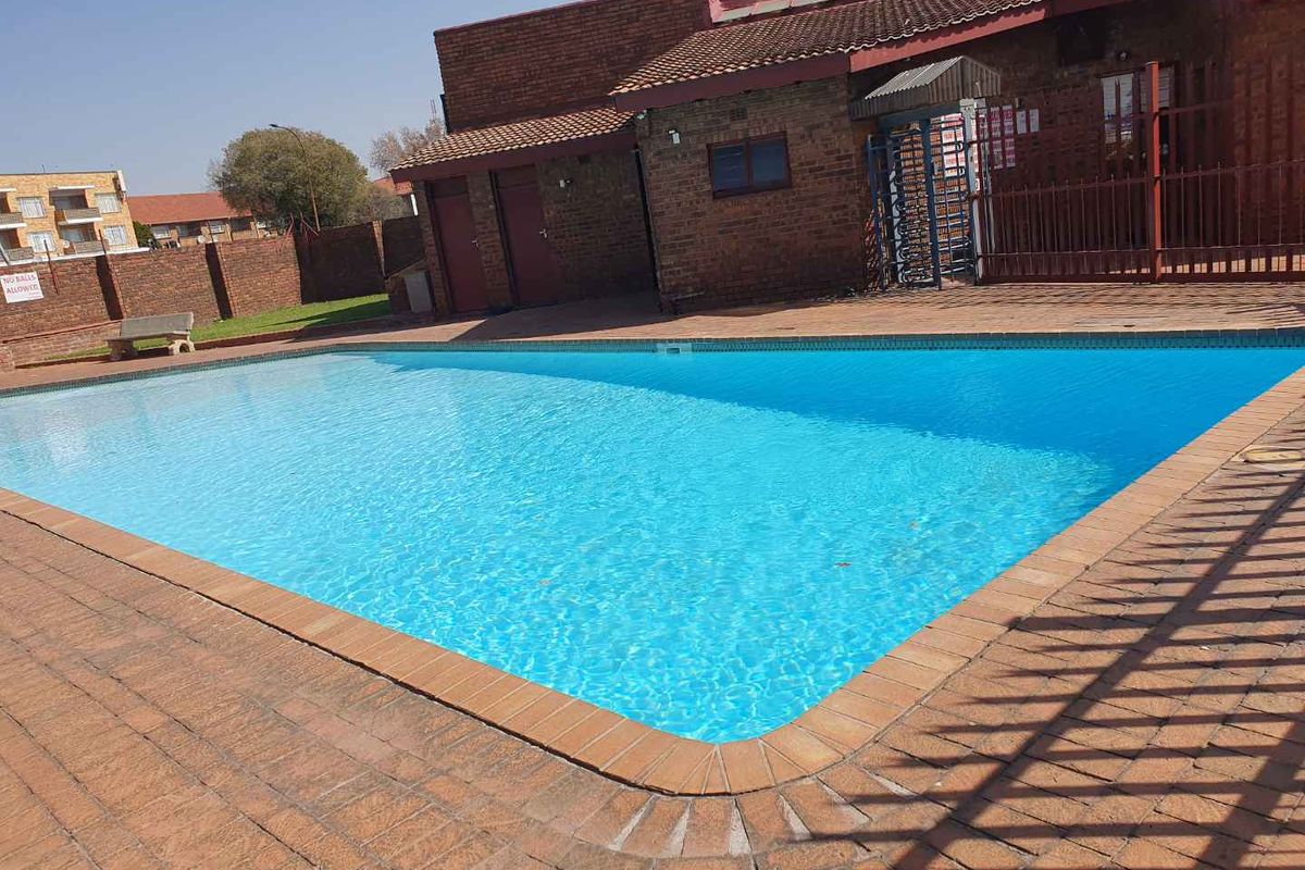 No Transfer Duty Linmeyer Gardens Sectional Title Facebrick Spacious Duplex - Photo 5