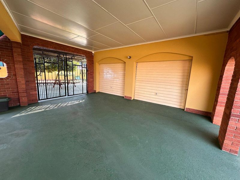 5 BEDROOM HOME WITH AMAZING FEATURES - Photo 3