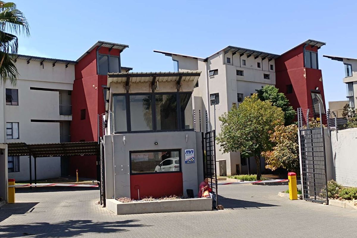 ROOIHUISKRAAL NORTH - 2 BED - 2 BATH - Photo 2