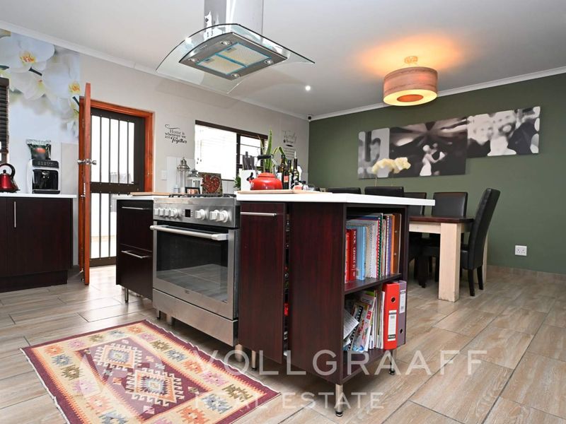 Exquisite 3 bedroom home - Photo 2