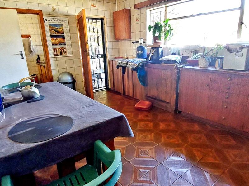 Charming Old-Style Home Space and Comfort. - Photo 10