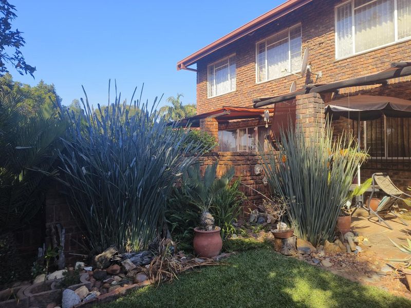 3 BEDROOM TOWNHOUSE IN SILVERTON - Photo 2