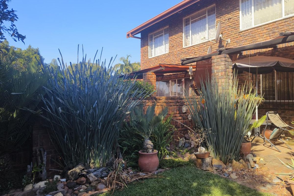 3 BEDROOM TOWNHOUSE IN SILVERTON - Photo 2