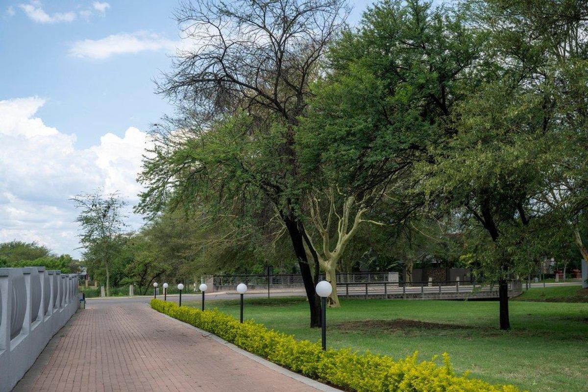 9 Bedroom Beautiful Family Home in sought after Estate - Photo 5