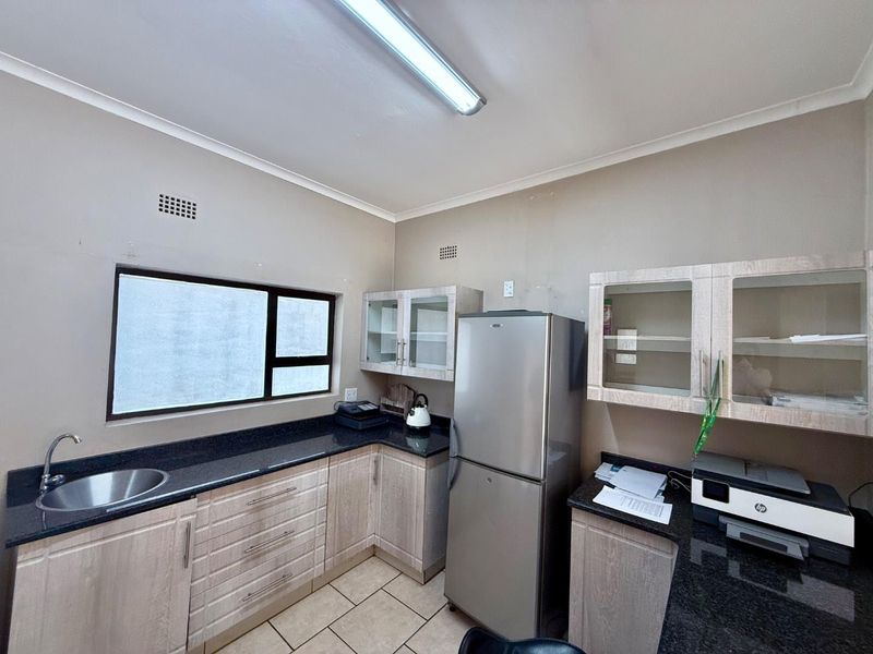 4 Bedroom house with flat for sale - Photo 6