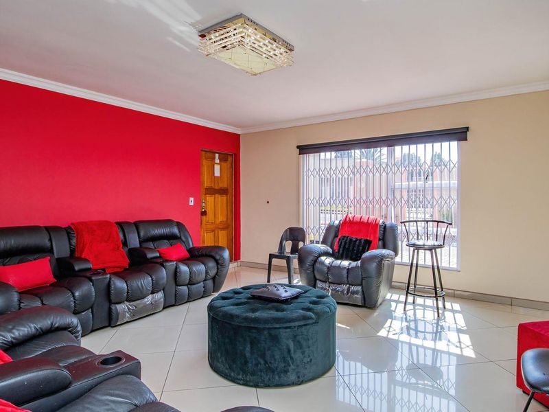 Stunning Family Home with a Flatlet - Photo 2