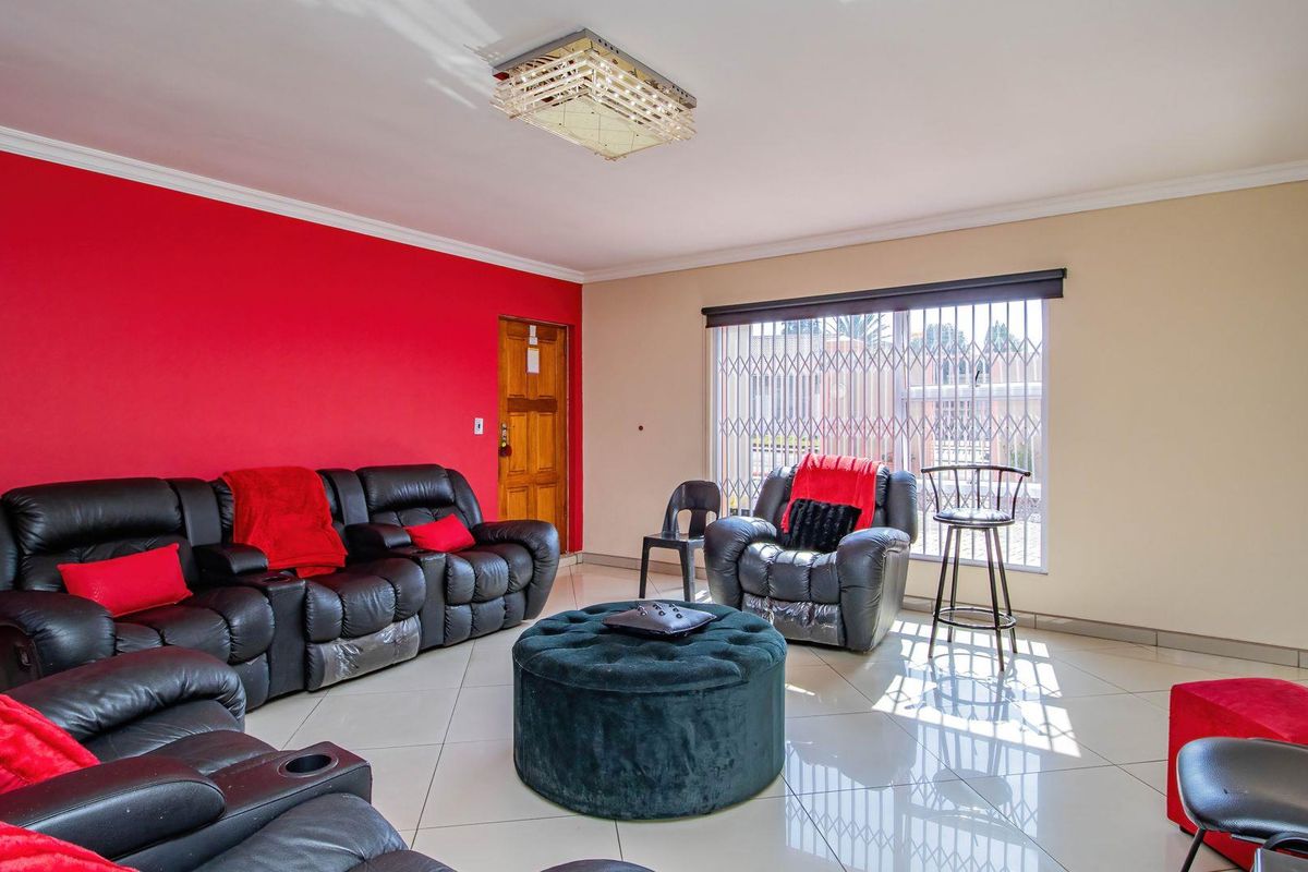 Stunning Family Home with a Flatlet - Photo 2