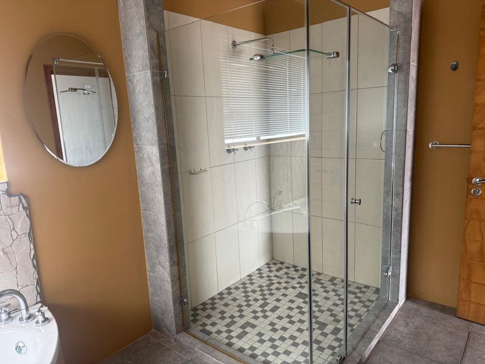 Main bedroom en-suit bathroom 
