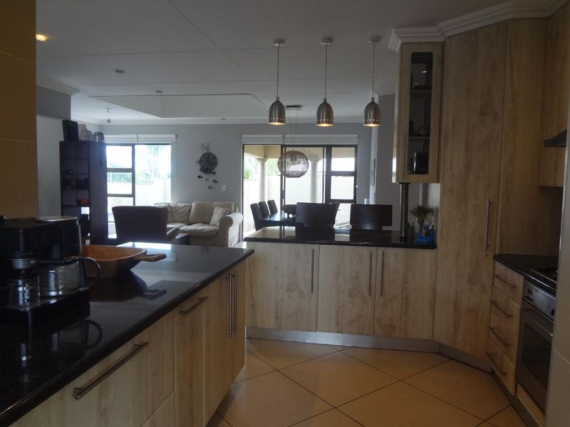 Stylish & Secure Spacious 3 Bedroom Townhouse - Photo 7