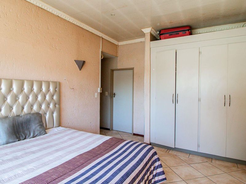 Immaculate 2 Bedroom Townhouse in the Hutch Complex - Photo 10