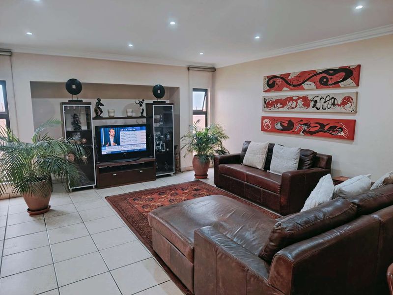 LUXURIOUS 5-BEDROOM HOME – FIT FOR A KING! - Photo 7