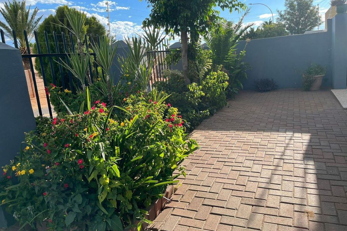 COZY 3 BEDROOM HOUSE FOR SALE IN KHOMASDAL, CLOSE PROXIMITY TO BEUKES SPAR. - Photo 5