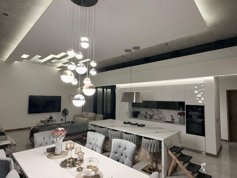 Luxury Coastal Living in Prestigious Gold Coast Estate - Photo 5