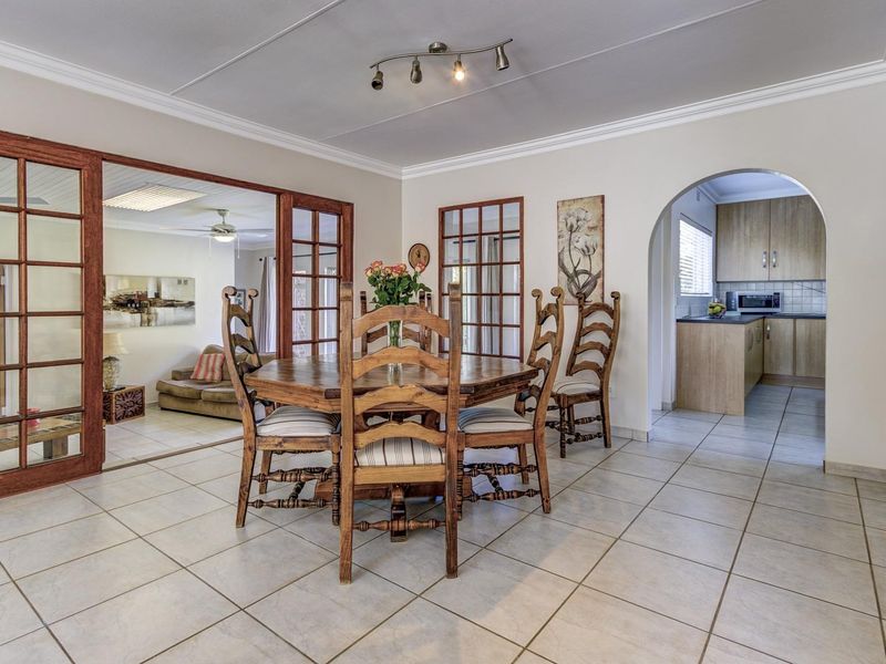 EXCEPTIONALLY NEAT FAMILY HOME IN THE UPMARKET ESTATE OF MOREHILL CLOSE - Photo 5