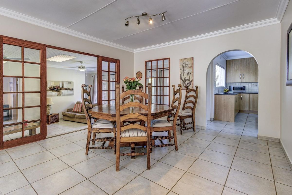 EXCEPTIONALLY NEAT FAMILY HOME IN THE UPMARKET ESTATE OF MOREHILL CLOSE - Photo 5