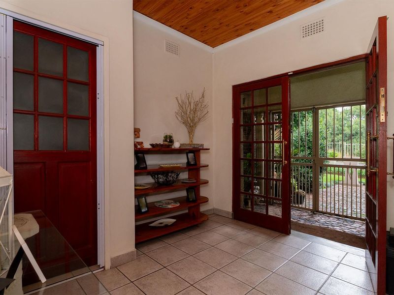 Spacious 3-bedroom family home in Kempton Park Ext 4 on a large 1115sqm stand. - Photo 6